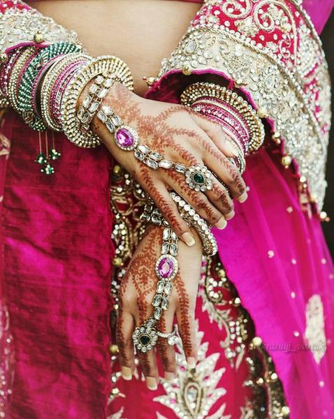 Индийская красотка шалит бархатными пальчиками